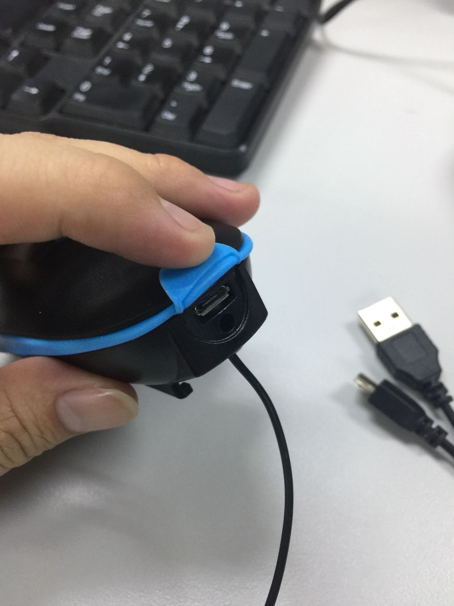找充电口找了很久