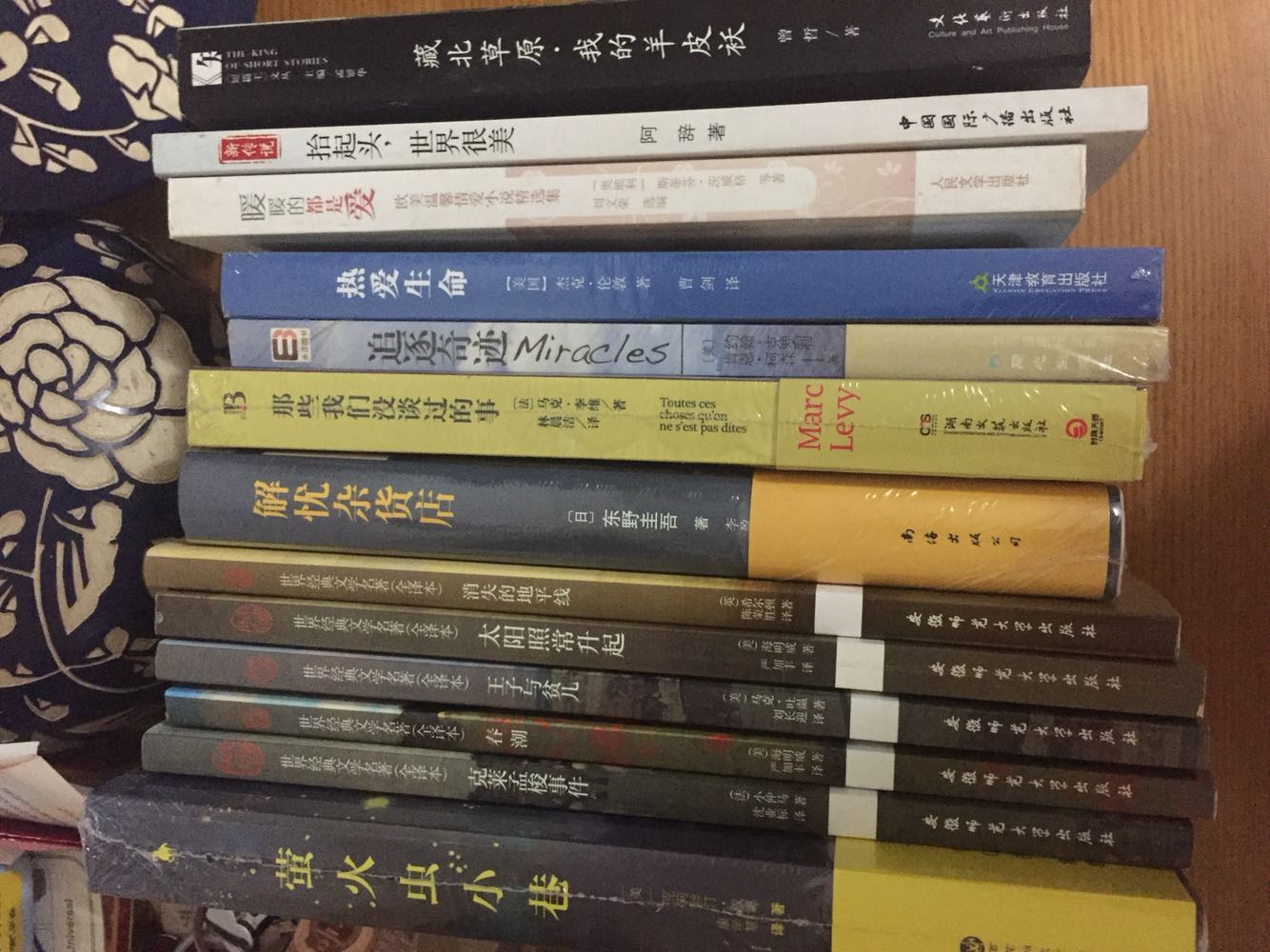 早就想买这本书啦,终于在活动期间买下慢慢细读。是正版书,我一直在上买书,大概五十多本了,以前是买给女儿看得,现在我俩都看,涨涨见识,很好。值得信赖。