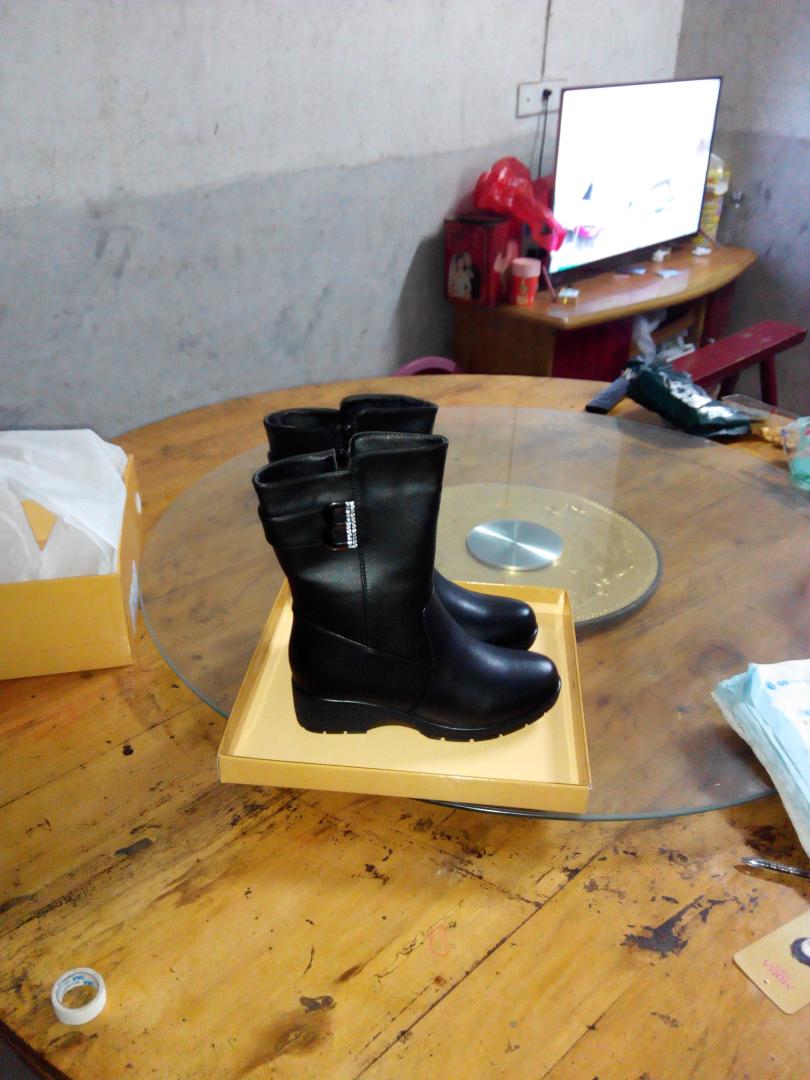 鞋子非常漂亮,穿上很显气质,主要的是穿着很舒服,脚一点都不累,喜欢
