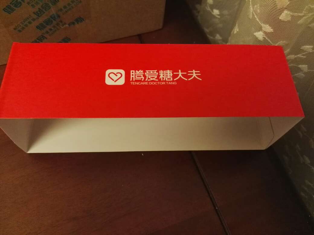 感觉外包装不错,产品科技感十足,第一次测试餐后数据8.2,与原来的罗氏血糖仪对比,居然发生了罗氏刚巧电量不足,显示屏显示不完全,所以暂时无法评价准度。后期还会与其他血糖仪对准度,因为,这才是最重要的。