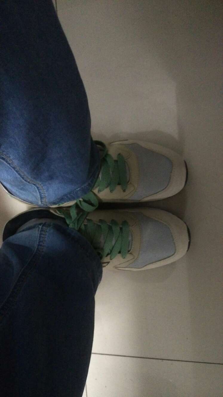 鞋带有色差。最大的问题就是左脚鞋不平衡,右脚鞋正常,这点很不满意。不建议大家购买