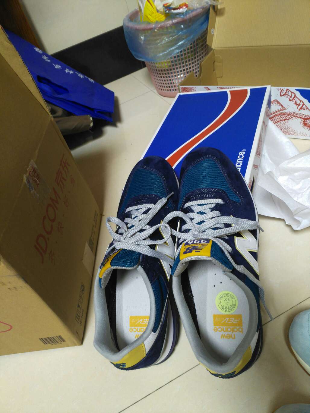穿了一个礼拜了,感觉还可以,不错,是正品!客服mm服务超好,本来买的打七折,第一天一看两双打6.5折,果断联系客服。他们了解情况后,一天就把差价退回来了。确实值得信赖,另外快递是真快啊,头天晚上快十一点买的,说是第二天送到,果然送到了!物流真是没得说!太棒了!