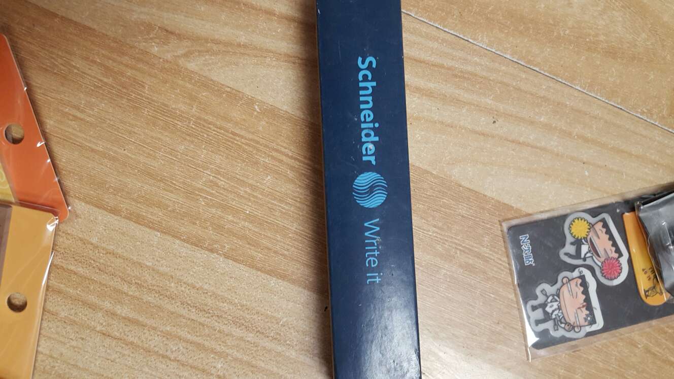 这个真不值,保证有点旧,笔芯粗细还可以,但是用的时候感觉笔芯往里缩