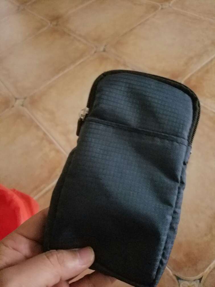 质量还不错,简单实用,能装下我的手机,就是价格小贵,但喜欢没办法。