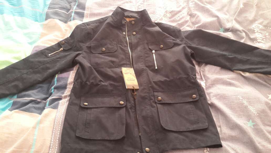 怎么说呢,衣服一看感觉挺好,大体不错,**的衣服啊,但是个人感觉很多问题。衣服线头太多,没处理干净,袖口里面走线都歪着走,衣服里面明显的走线痕迹,难道拆过吗?衣服下摆太大,凑合吧。图片里衣服背部下摆部分明显和上面有区别,但实际衣服一样的,是一整块。还有,刚买的他·**就降价???玩呢……**