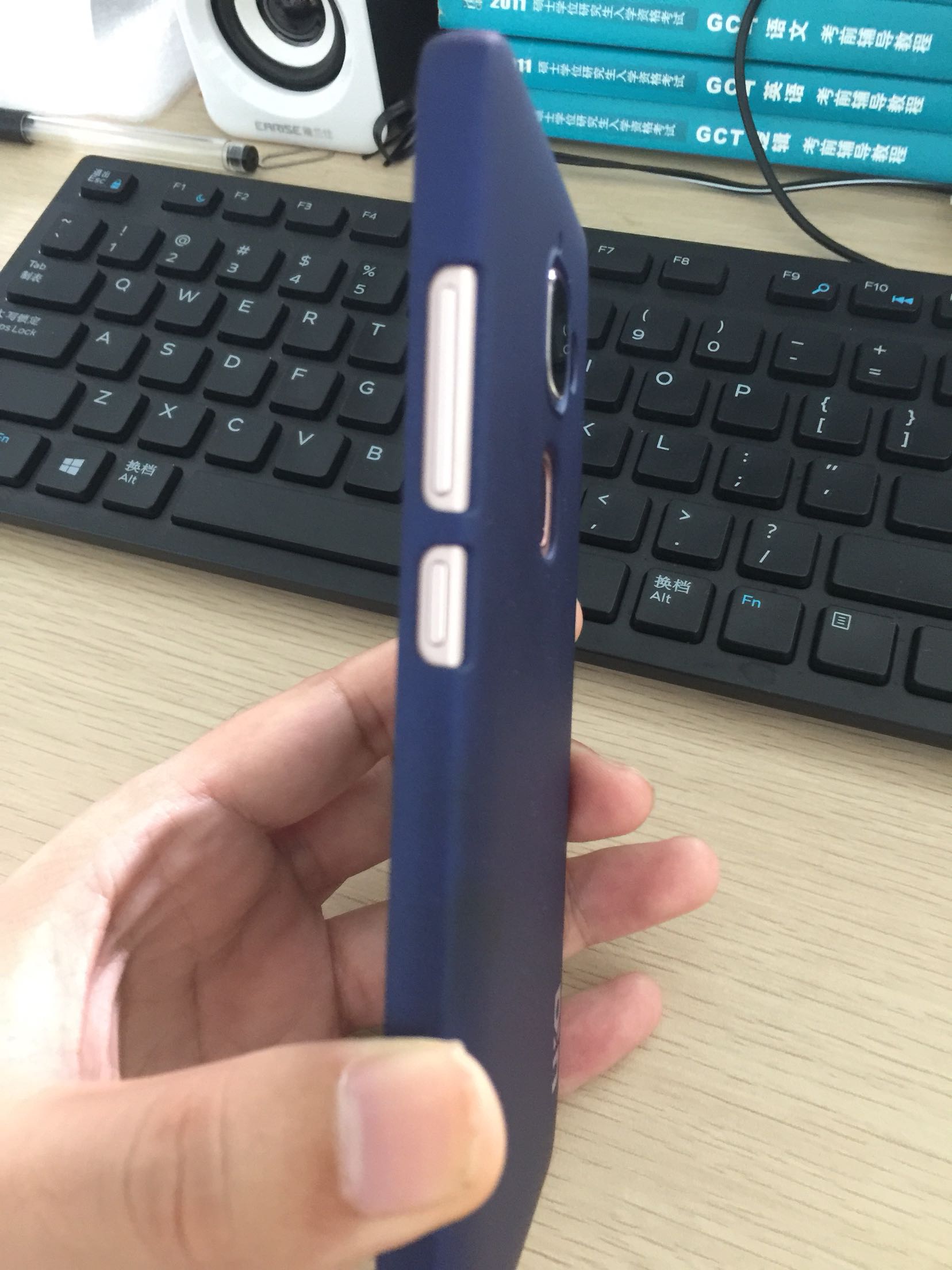 很合适,手感也不错,摄像头位置是齐平的,有一定的保护作用,比我几十块买的乐视原装壳还好用!