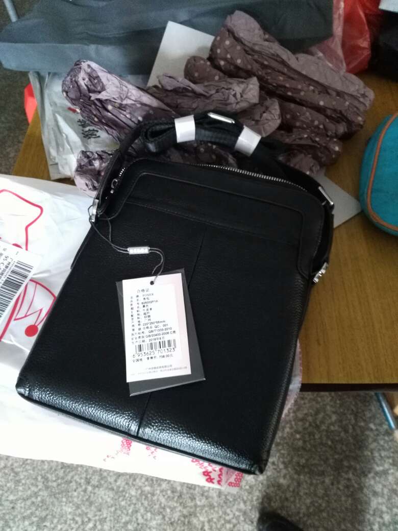 包包不错,皮质柔软,跟介绍的图片一样。就是小了一点。