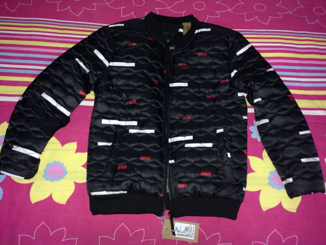 薄款棉服,个人感觉尺码较为准确,相对于秒杀价格来说物有所值。
