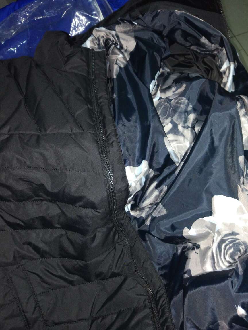 衣服挺不错的,就是下边也没个束身的,一挺直腰前面跟怀孕似得