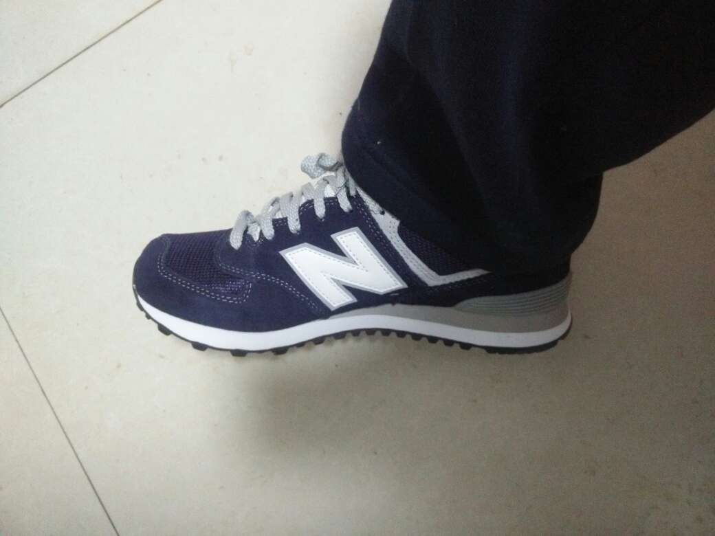 鞋挺好看的,就是前面比较挤脚。