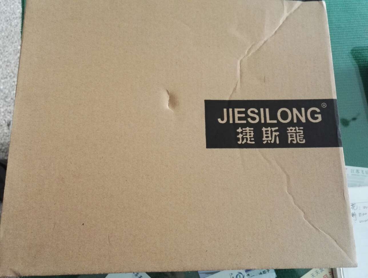 1212促销活动时购买的,和儿子各一双。不是皮的,有点失望,但是应这个价格也差不多。