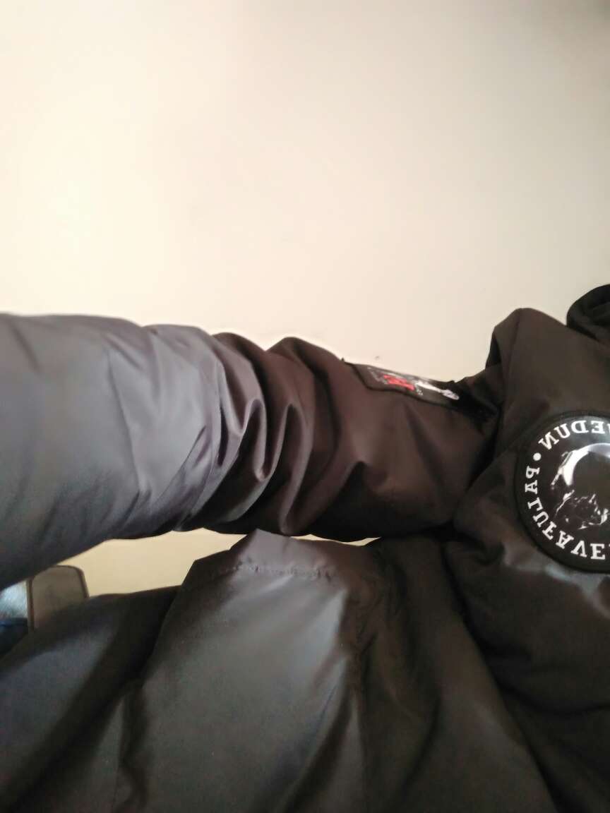 衣服还不错,很轻,就是买的时候有点味道,保暖性还可以吧