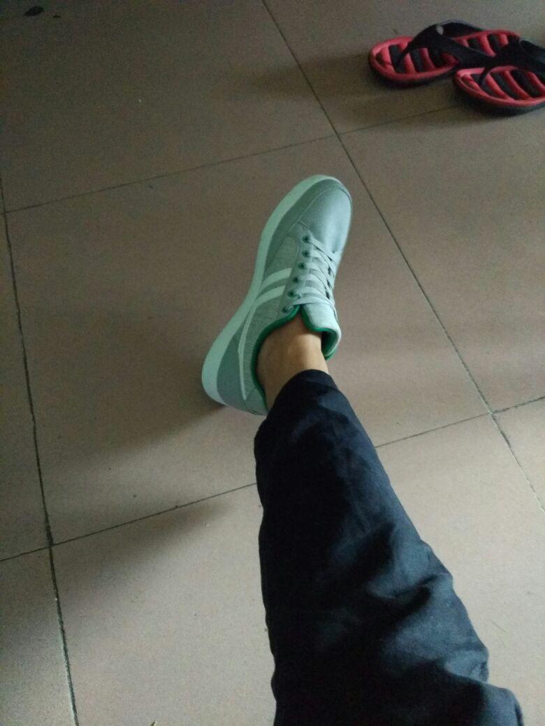 鞋子脚感蛮舒服,穿着轻便,款式也好看。非常满意。