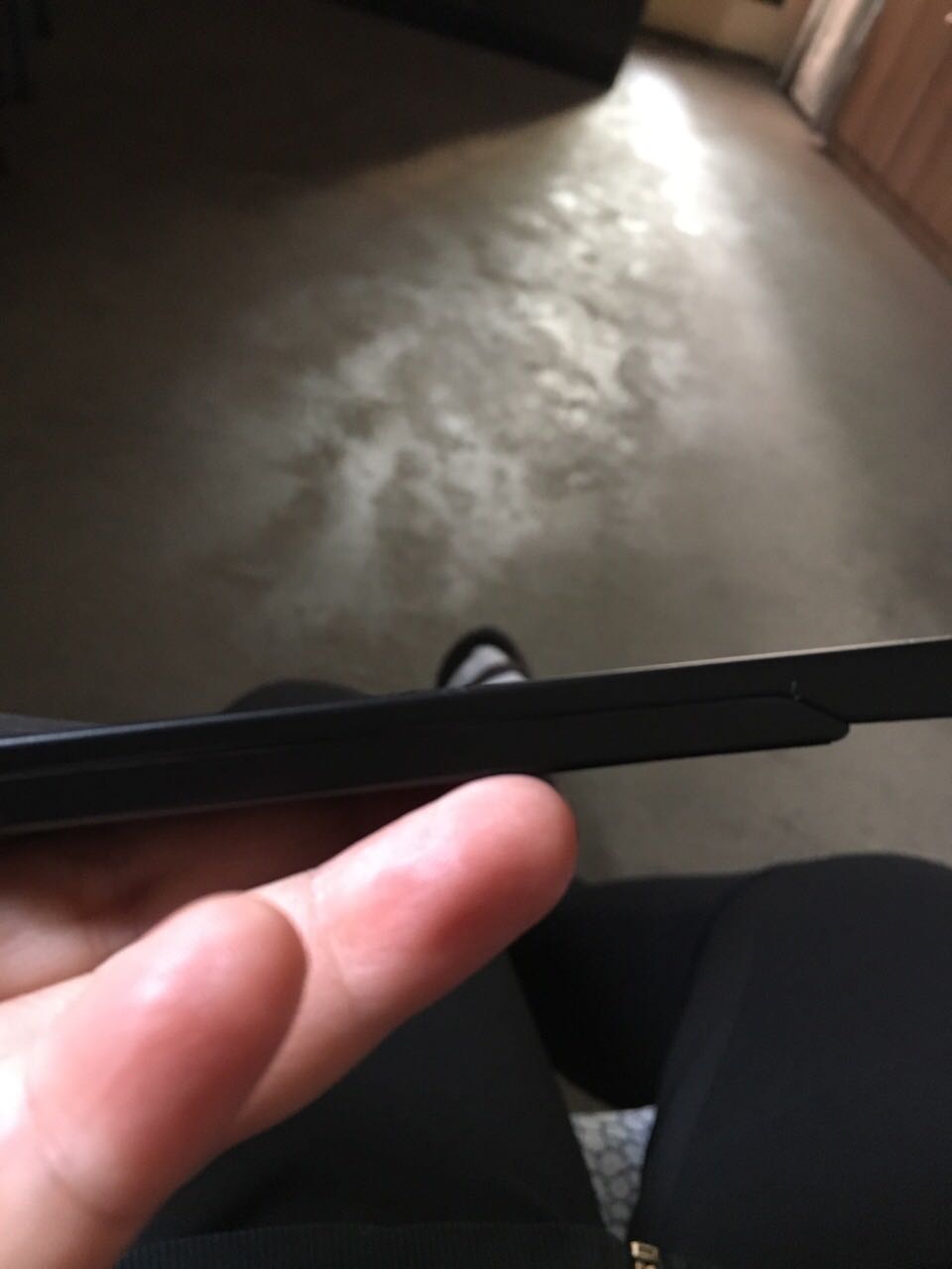 手感一级棒!!!!!!就是触屏反应略慢,但是看书翻页的感觉还可以,没有扬声器好可惜,不然可以一边听歌一边看书了