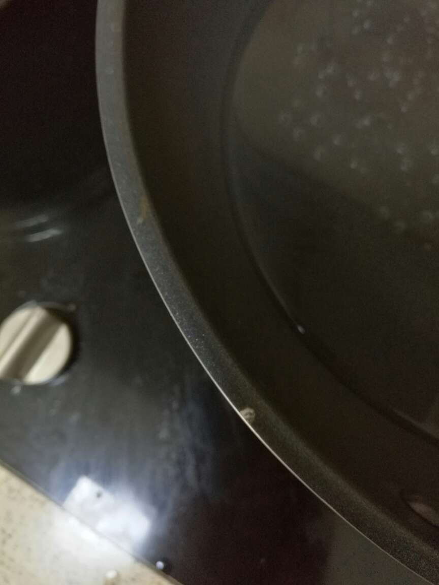 边上有一点点涂层蹭掉了,还好。不错,烟少