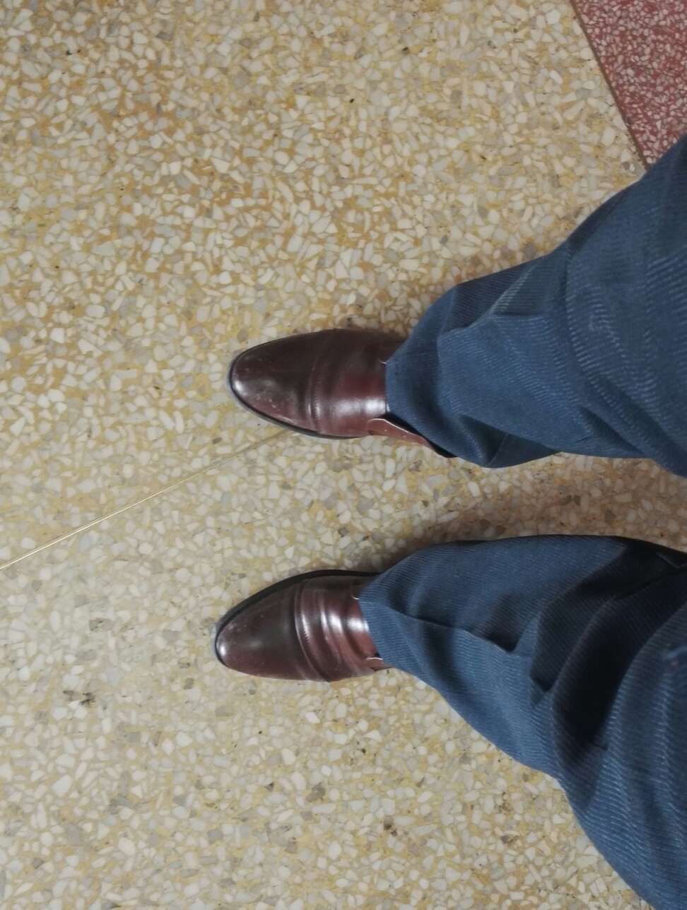 鞋不错,颜色,样式,是皮的。就是鞋型是瘦版的。