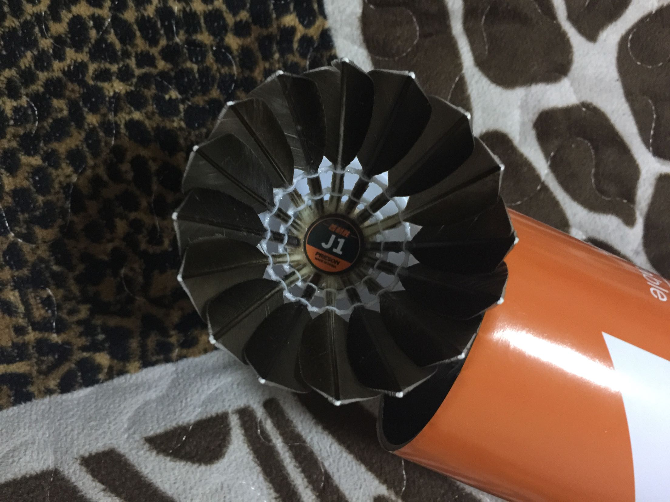 还没用黑羽,买来试试,看外观,适合初级用。