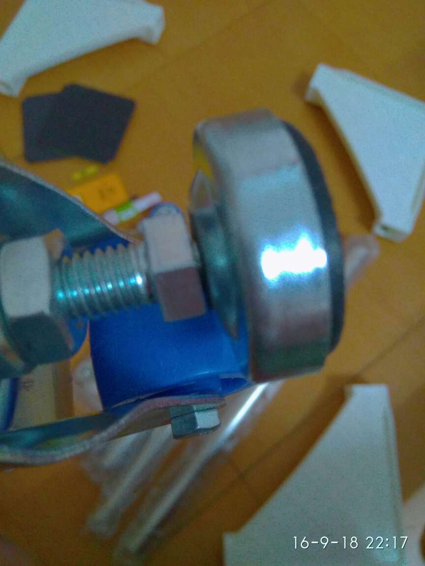 一百两个,用一个备一个,质量过得去,垫脚位置有点松动,洗衣机压上去没太大影响。安装麻烦了点,把洗衣机抬上去好费劲。