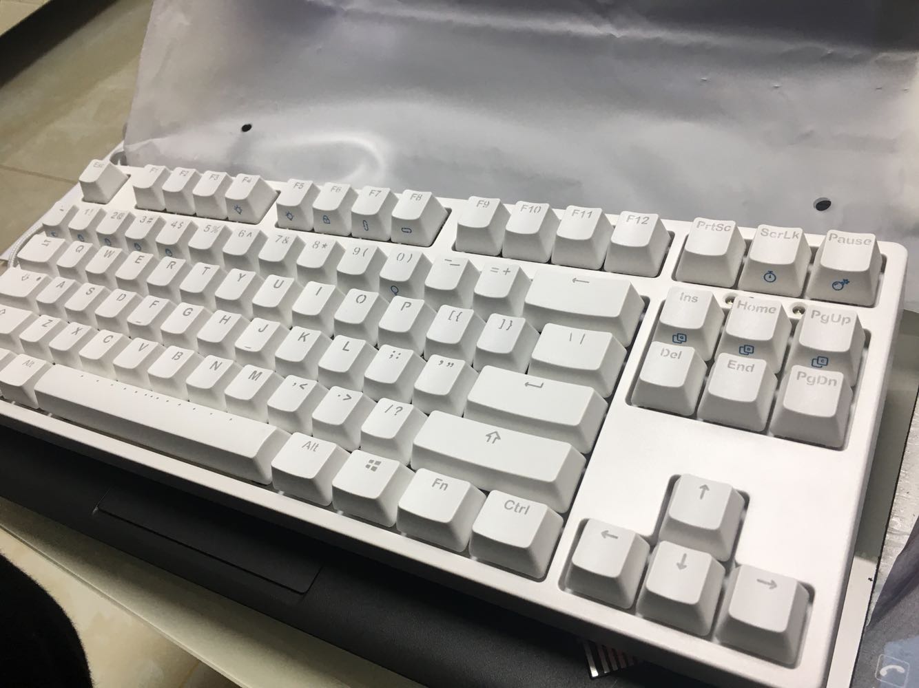 挺不错的,樱桃轴加pbt键帽,不追求信仰加成追求性价比,从青转红很舒服