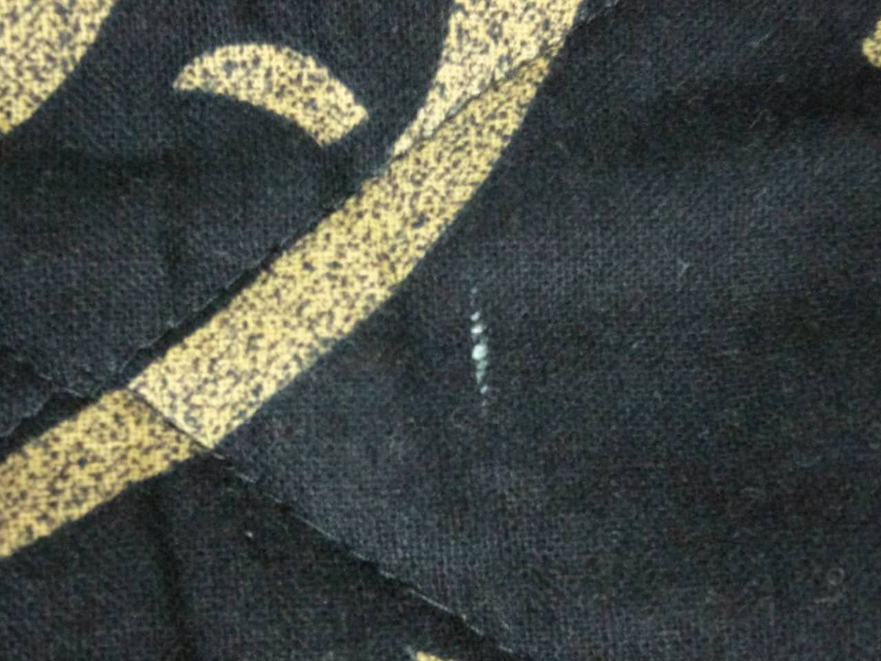 订了几天才发货,质量一般,比想象中差,衣服打开有几处掉麻线,看起来像烂衣旧衣,反正特价买也懒得换了,