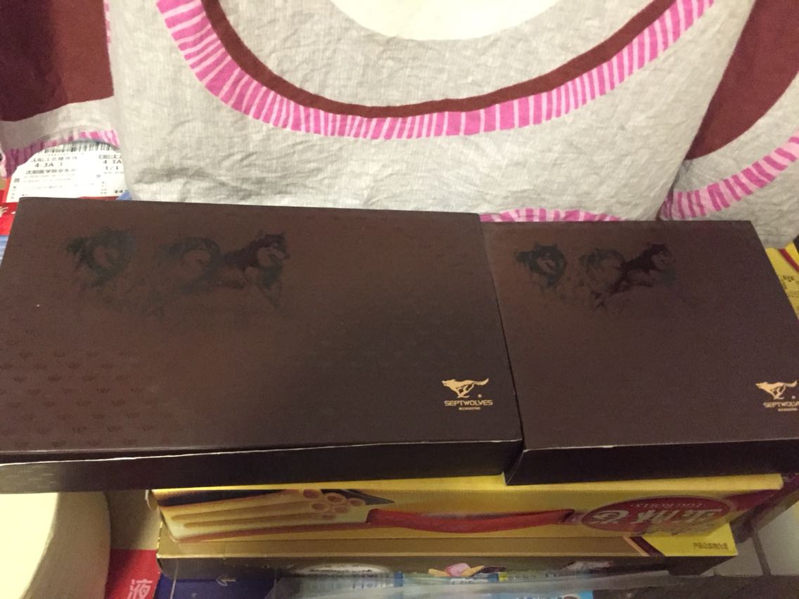 物流很给力,早上下单,下午和晚上就到了。商品包装好,质量比超市的好,价格比较优惠。还有手机掌上秒杀活动。商品还未使用,先给好评。七匹狼女生钱包不错。女朋友很喜欢。