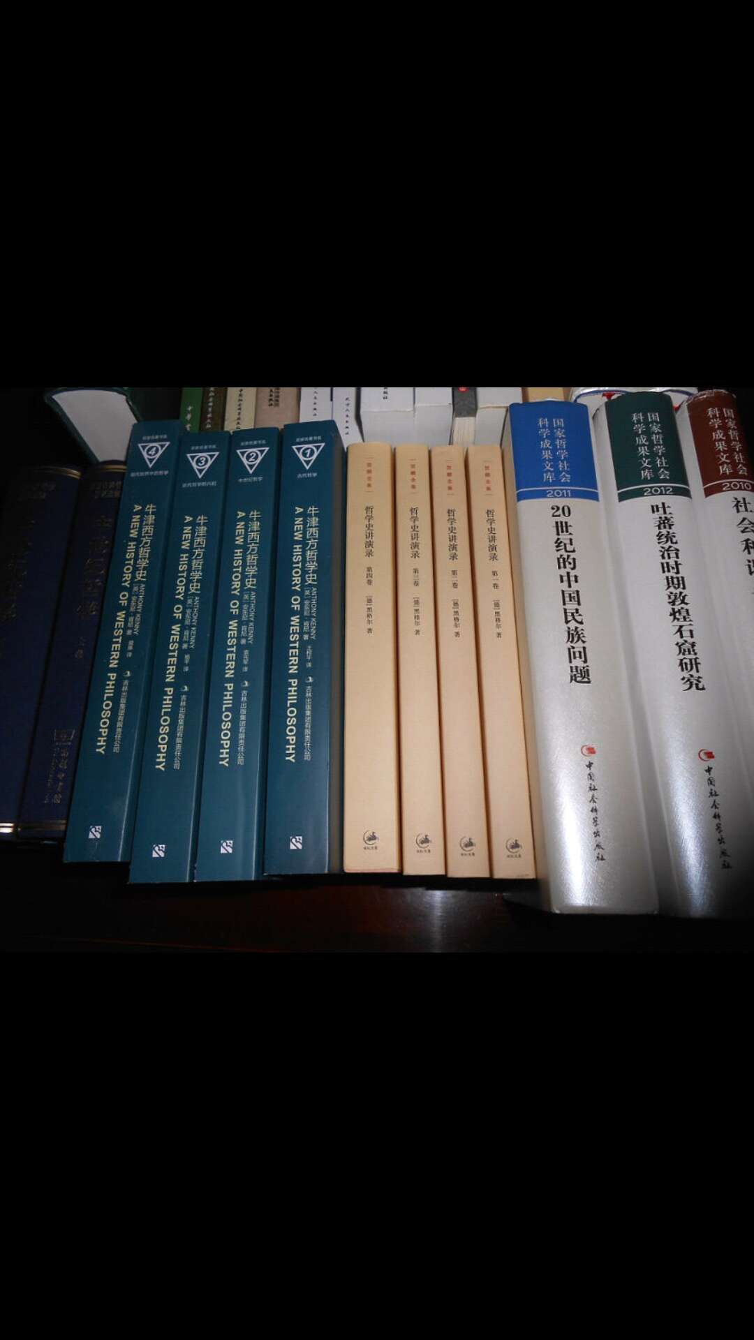 文学除了拥有外在的、实用的、功利的价值以外,更为重要的是它还拥有内在的、看似无用的、超越功利的价值,即精神价值。关于精神,可以有诸多不同的定义。我们一般是在这样的意义上界定精神这一概念的:它是人内在的一种意向性存在,是人的理性与感性诸多心理因素的有机统一,是人不断超越自我、完善自我的一种心理活动过程。因而,精神的价值不同于物质的价值,精神价值是内在的、本体的、不断超越自身的。文学艺术的创造活动是文学艺术家的精神活动,文学作品属于人类的精神产品,文学艺术的接受鉴赏也属于人们的精神领域的活动,所以,文学艺术的精神性价值应当是其自身最为内在的、基本的价值所在。正如早期的德国现象学学家Moriz Geiger指出的,“在艺术作品中,存在着一些构成其价值的确定的特性,那就是艺术的精神性价值的特性,即它并不为实现某种目的而服务的手段。这些价值是作为存在于作品之中,作为被包含在艺术作品之中的特性而被人们体验的。”