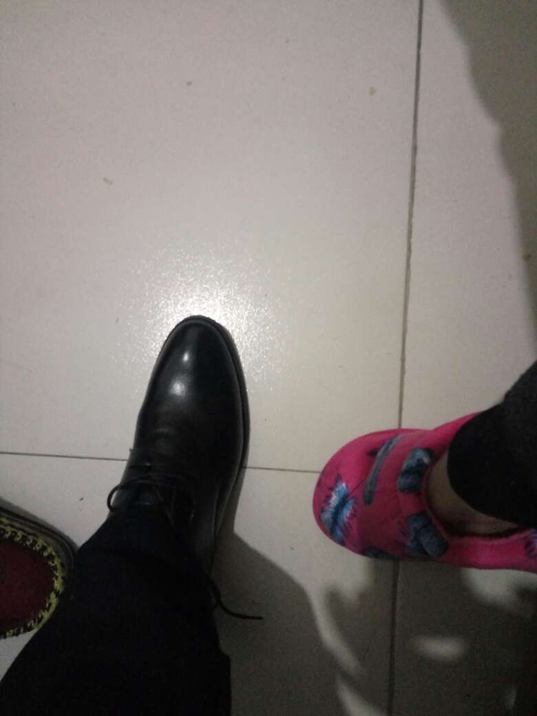 还行吧,第一次买这么正式的鞋子,我也说不出个所以然。