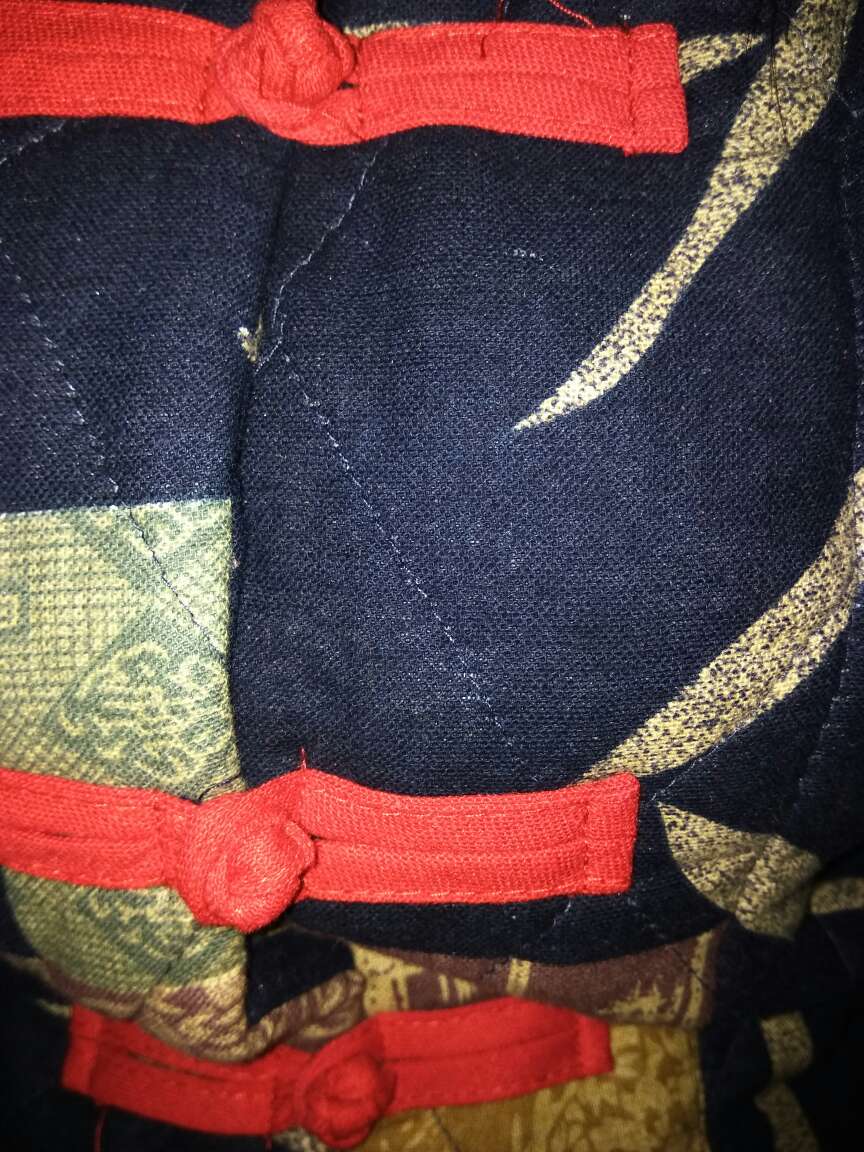 色差太大了,藏青特别显老,质量还算凑合。早知道要红色的了!