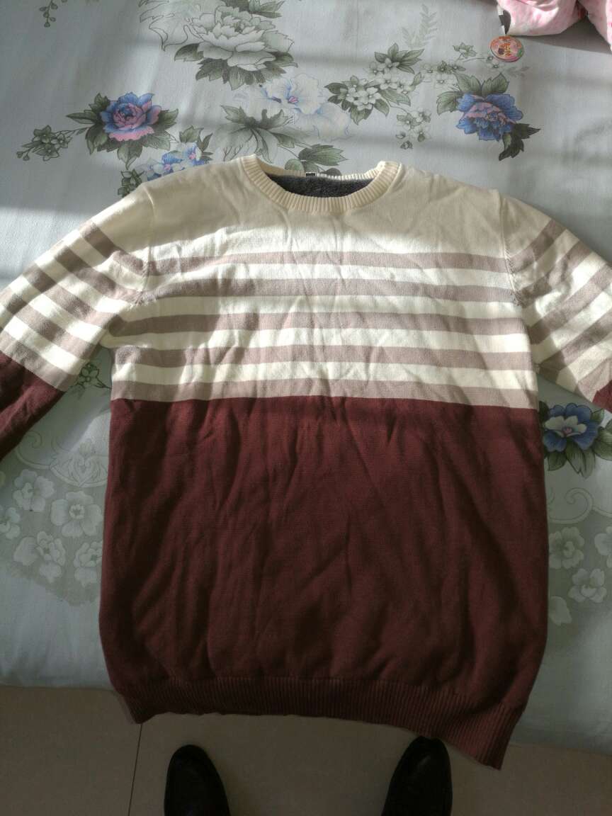 买的衣服,已到货就床上了,真的不错,很喜欢。下次还买一件。