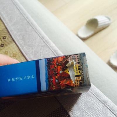 这是一片诗意的土地,孕育了众多诗人、音乐家。跟随艺术的脚步,漫步在捷克克鲁姆洛夫曲折的小路上,穿梭于德国巴洛克、哥特式教堂和中世纪城堡间,感受千百年的丰厚历史。背上行囊,去阿尔卑斯山徒步、滑雪;去萨尔茨堡山坡,聆听秋日的歌唱;去匈牙利的户外温泉,消解身心的疲惫;去波兰狭长的波罗的海沙滩,拥抱灿烂的阳光。慕尼黑的啤酒狂欢和浪漫面包、瑞士的芝士火锅和樱桃白兰地、火辣辣的匈牙利炖肉和托考伊甜酒……这一切,都有悦动你细胞的魔力。 全新版《中欧》(中文第3版),带你开启一场弥漫着历史和文艺气息的华丽冒险,领略不一样的中欧。作者简介 孤独星球(Lonely Planet,简称LP),是全球知名的旅行内容提供者,由托尼·惠勒(Tony Wheeler)和莫琳·惠勒(Maureen Wheeler)夫妇于1973年创立于澳大利亚墨尔本。公司目前有500多位员工,以及350多位专业旅行作者,至今共出版了20多种类型的600多种书目,在全球200多个国家和地区销售,年销售达700万册,约占全球旅行指南销量的四分之一。在世界各国的自助旅行者心目中,Lonely Planet享有崇高的声誉,被称为“旅行圣经”。Lonely Planet这两个单词也成为衡量旅行信息准确可靠与否的标准。