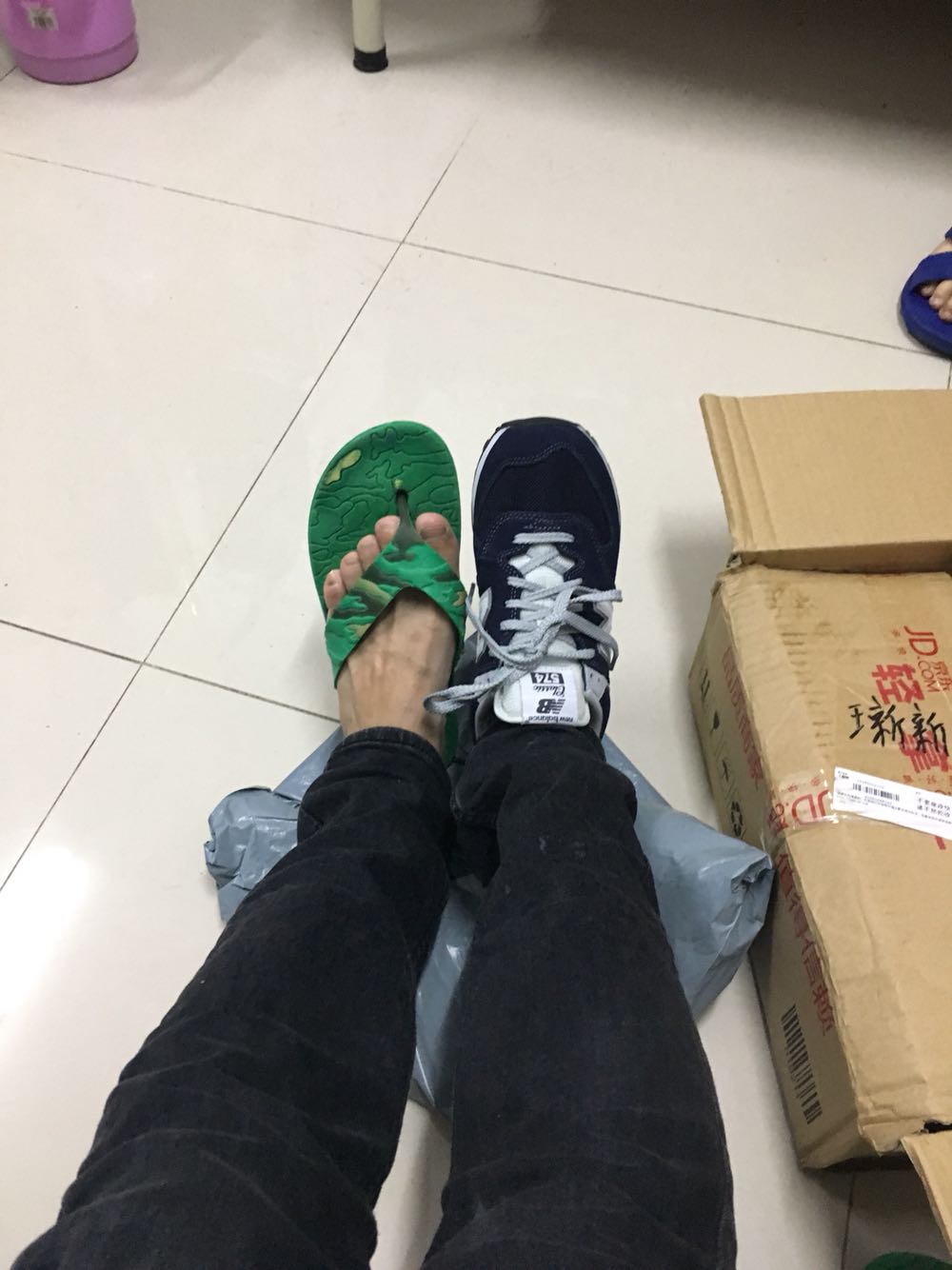 鞋子很好看,不过为什么前面剪接的线痕会挤脚有点不舒服!