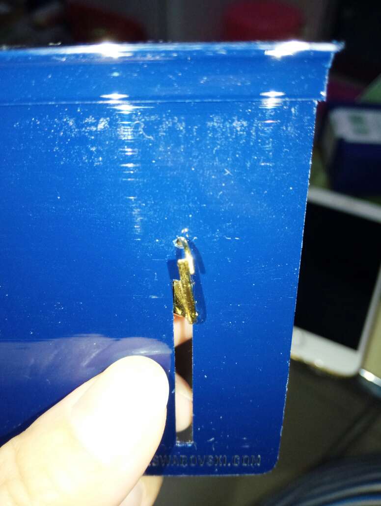 耳环感觉是被别人退货回来的,有一只耳环后面有点问题,扣不到一起,耳环里面没有包装,