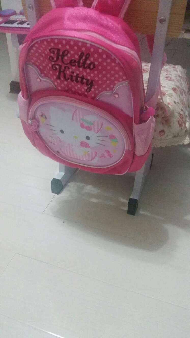 女儿很喜欢,书包也够大,这回不会在把书本折坏了!