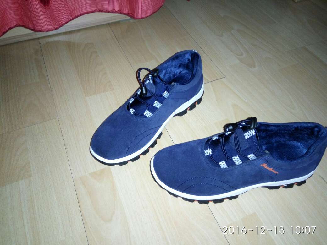 穿上挺舒服,做工粗糙线头太多