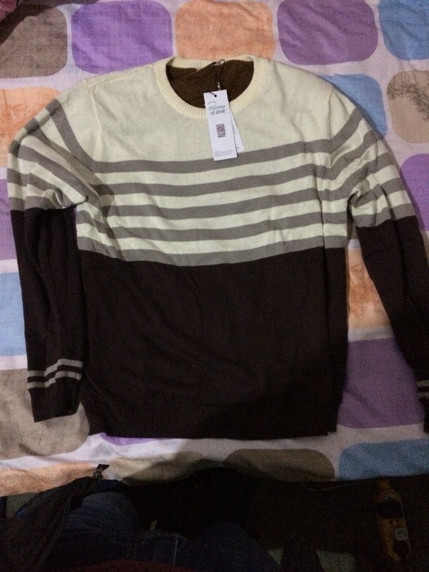 衣服挺不错.也挺暖和的自营的东西就是比第三方的平台好,衣服有点起球了一点点不影响正常使用