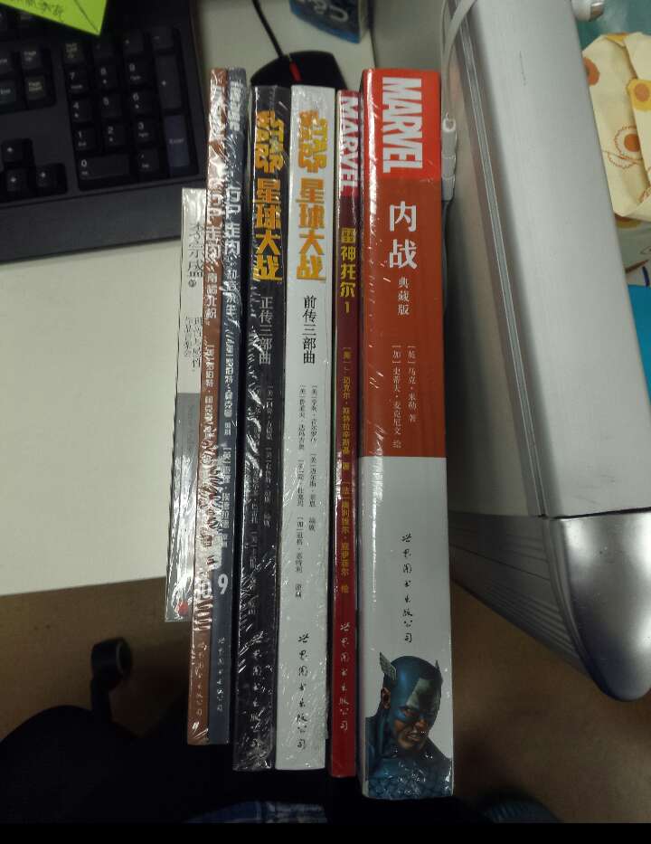 十一月初的4-3的活动,汉化了的美漫欧漫收了一大堆,世图出版社和后浪出版社的漫画买全了,还有六本立体书,还有一堆铜版纸印刷的精美画册,可算是了了一大堆心中的怨念,期待的更多优惠活动啦