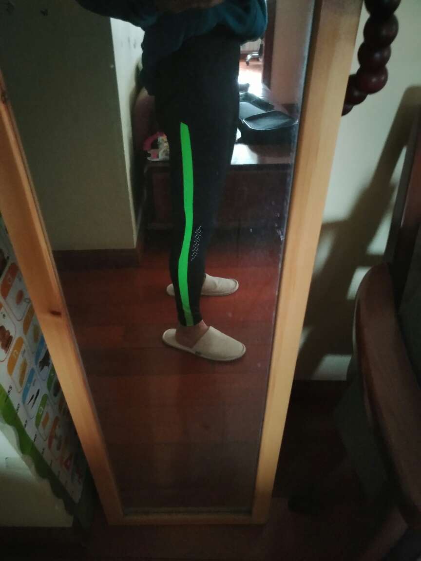 刚收到,穿上试了一下,感觉只是较贴身,没有紧身的感觉,可能是我较瘦的缘故。