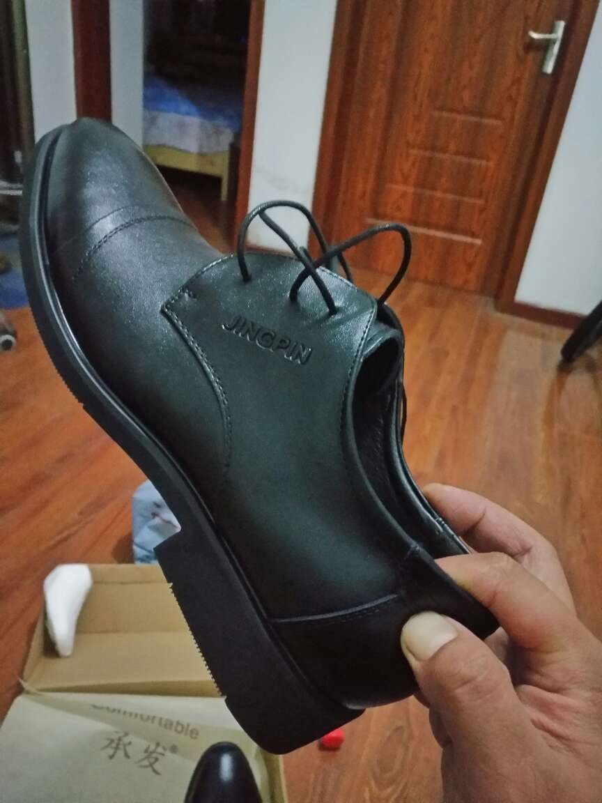 质量真的可以啊,手感也好,就不知道用的时间长不,说实话,该款鞋子,性价比高