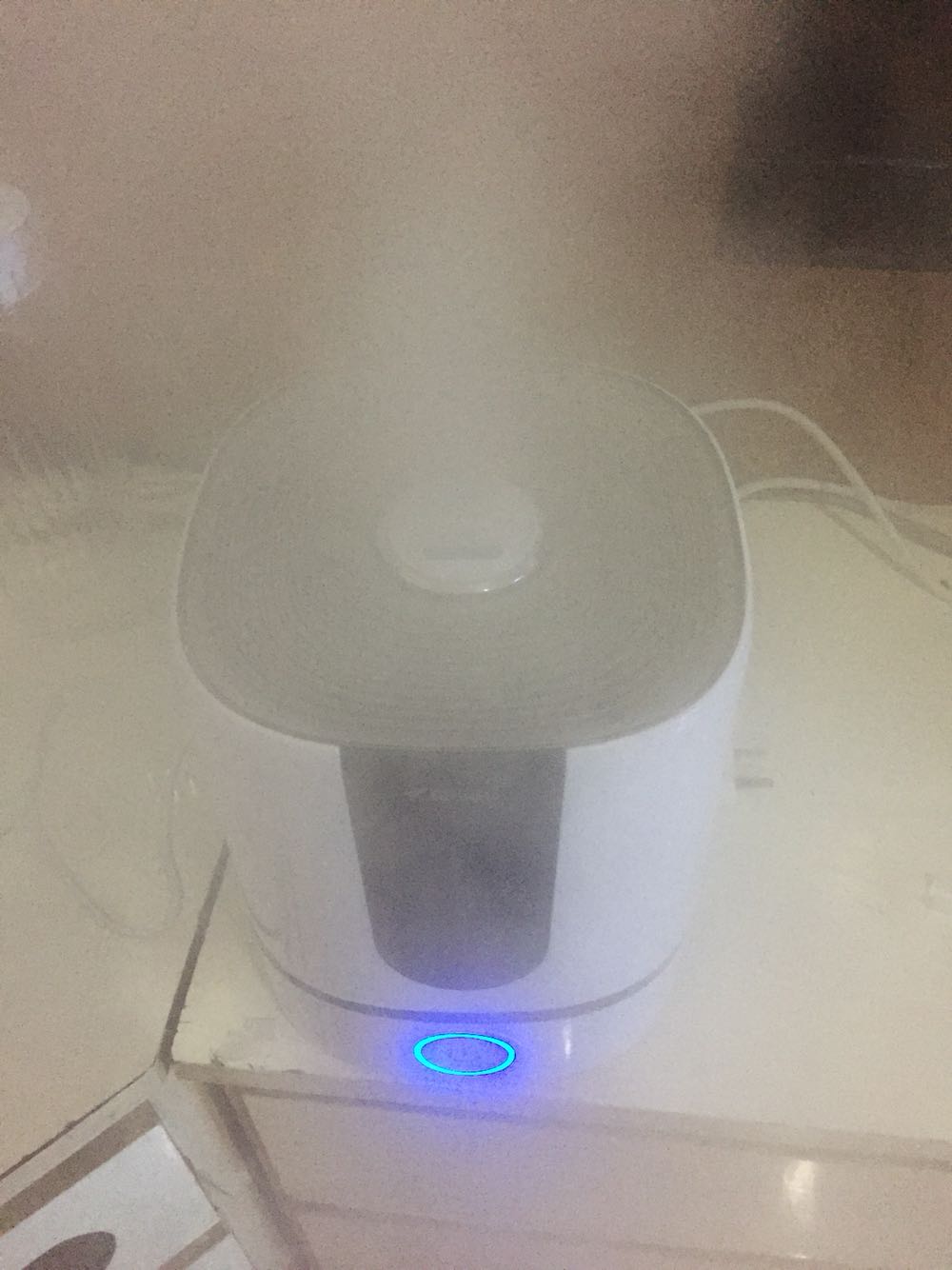 送货没的说,第二天就到了。刚拿回来试了一下,加湿器也很好用,声音很小可以忽略。三个档位产出的雾气也是很明显。就是不知道有没有过滤网,可不可以用自来水。好评!