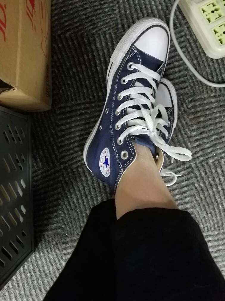 双十一用券+小金库券,非常便宜就买到了。刚开始穿比较硬邦邦,加班一天站着脚趾头很疼。今天穿了大概5天,好像鞋子软了不少,鞋带也给绑松一点,非常好。当初买的35码,买回来还严重怀疑自己是不是买小了,现在看来,完全不会啊,多穿几次就好。