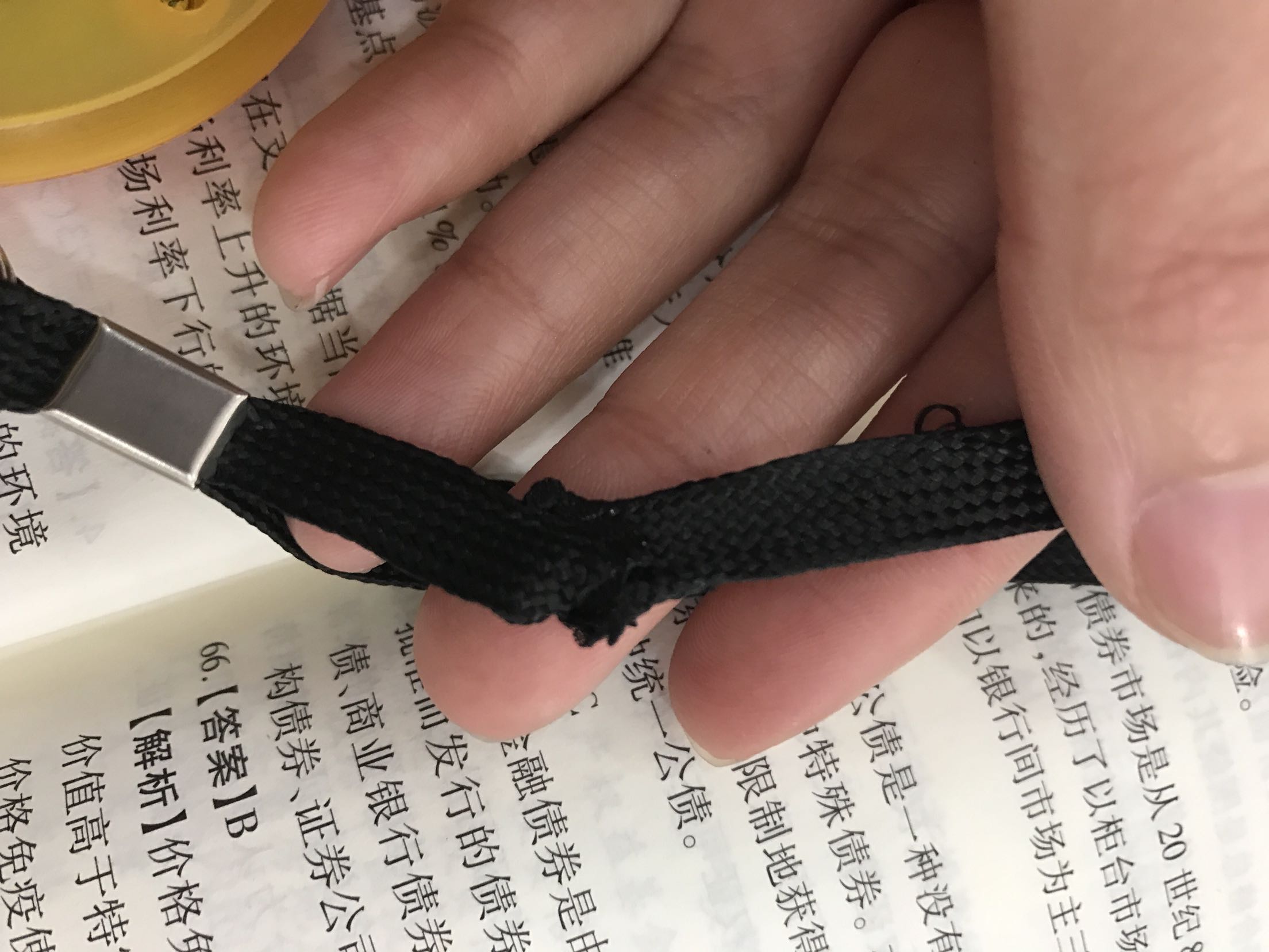 是声音挺大 但是 来的时候打开绳子是断的 我用打火机烤了下给粘上了。忘记拍断的时候了 懒得退货