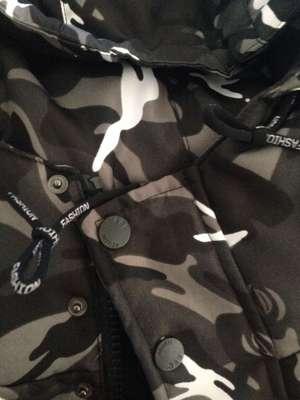 很好的店家,发货很快的,包装很仔细。衣服很漂亮的。收到的时候,担心会很肥,拿出来一看,是修身款的,样式非常喜欢,质量也很好,做工细致,用的拉链什么的都是质量特别好的,里料也很舒服,。尺码也是挺标准的,我的男朋友穿上刚刚合适,很显瘦,特别酷的感觉,还暖和,冬天不怕了,风度,温度都有了