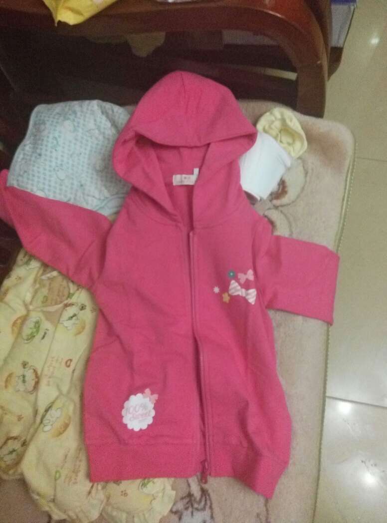 衣服质量很好,试穿也正好,就是原以为有口袋实际没有有点小失落。