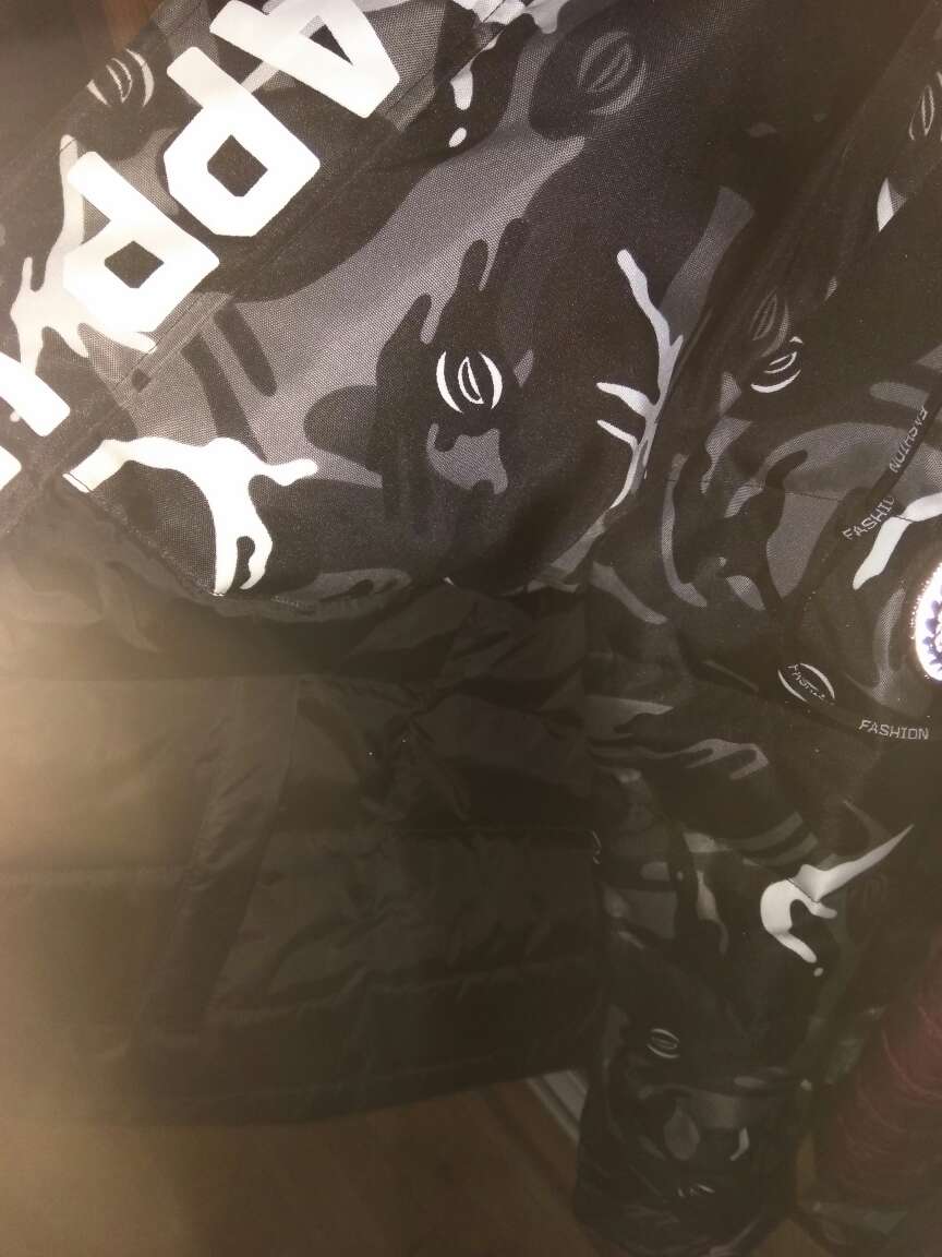 送货速度没得说那叫一个快,商品说的加厚羽绒服,怎么感觉好薄。