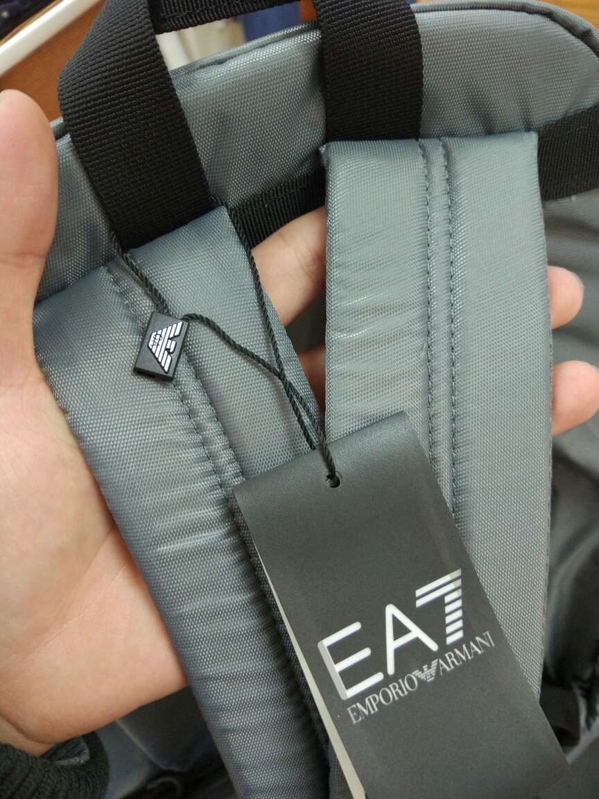 打折的时候买的,质感很棒,底部设计让包一直都会鼓起来,不会看起来干扁扁的,只是内部没有设计笔记本位置,面料很滑,值!