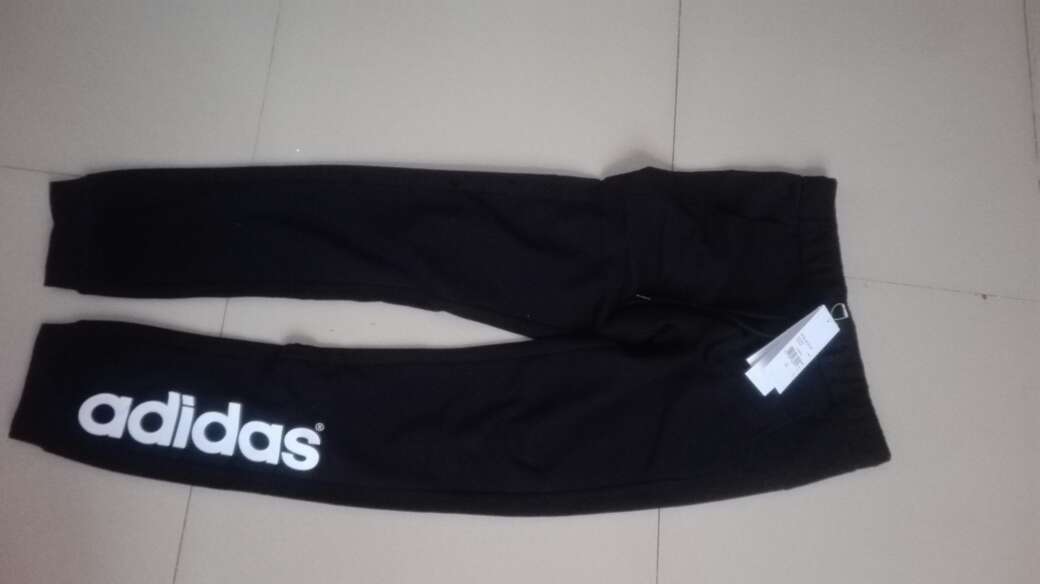 裤子应该是正品自营的黑色爱貼毛毛快递小哥服务很好