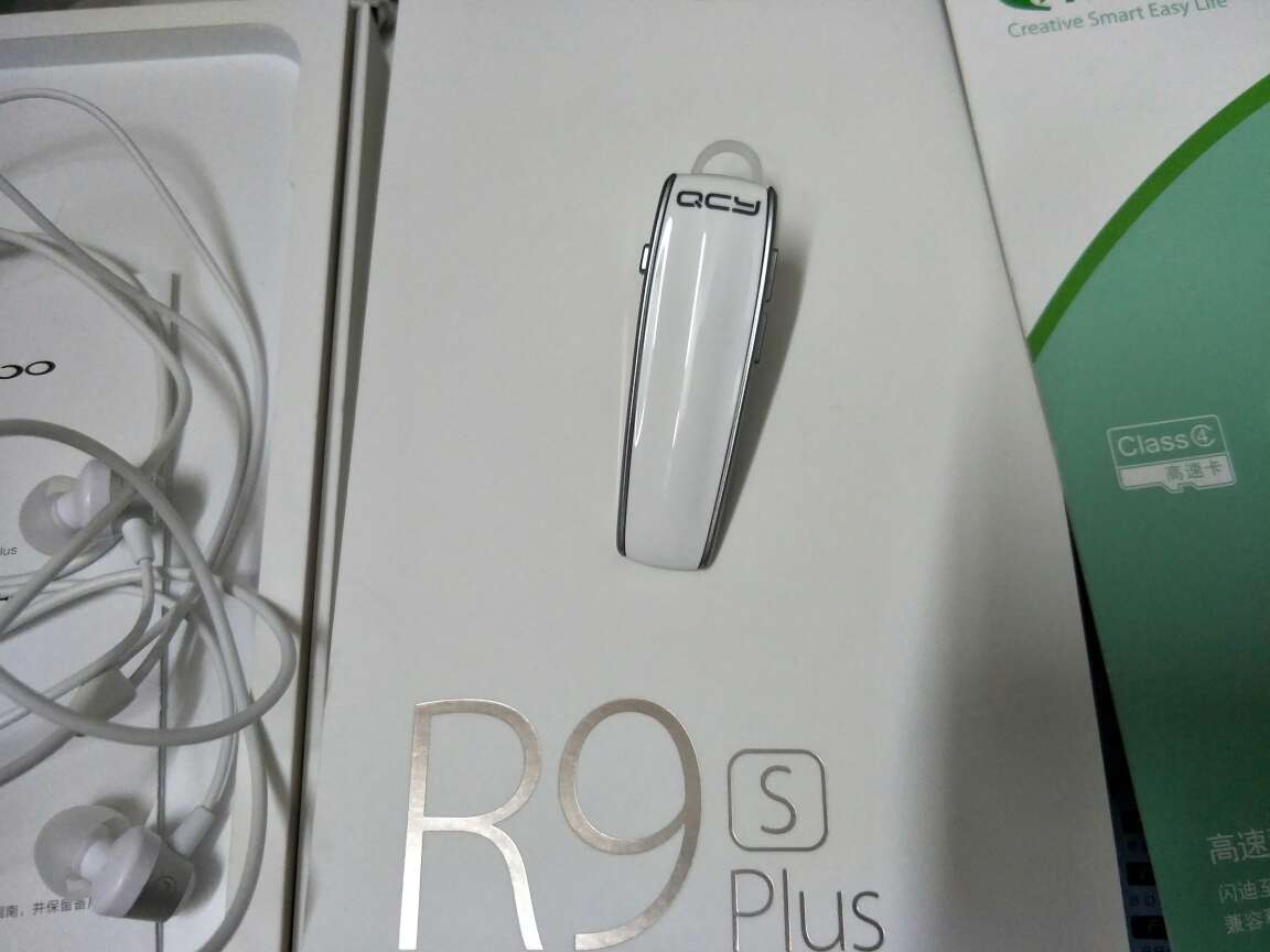 用了几天才来评价的。手机包装完整,送了2赠品,蓝牙耳机和张储存卡都还不错,耳机音质什么当然就不要奢望了,开车做事图个方便就好。手机刚上手第一感觉有点大,很薄。不加个外壳真心容易摔。手机性能也很好,用了一个星期无异常情况,不算自带软件,手机上装了20来个应用,10多个大型游戏,连续打开手机反应杠杠得毫无迟滞现象,6g内存真很给力。手机完游戏《王者荣耀》反应也很快,10个人加载基本最快。指纹反应没得说秒进!另外值得表扬得是手机续航力,连续连续其使用8个多小时(看视频玩游戏外放音乐主要),到关机充电90分钟左右满电继续玩!除连续玩游戏太激烈背面有点发热,其他没感觉。拍照方面也给个赞,特别自拍,不过跟iphone7plus个人比较了下还是稍微差点但真区别不大。最后吐槽下手机外放喇叭,真一般啊,声音到是大,但跟我几年前的1000机比听着还是糙,估计是单喇叭的原因听着怪怪的。3500大洋能整精致点不?