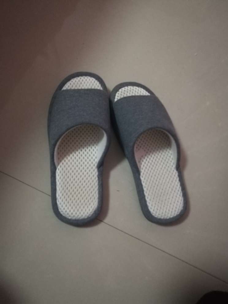 挺好的,穿着舒服透气,在地暖屋里正好穿,送货也挺快的