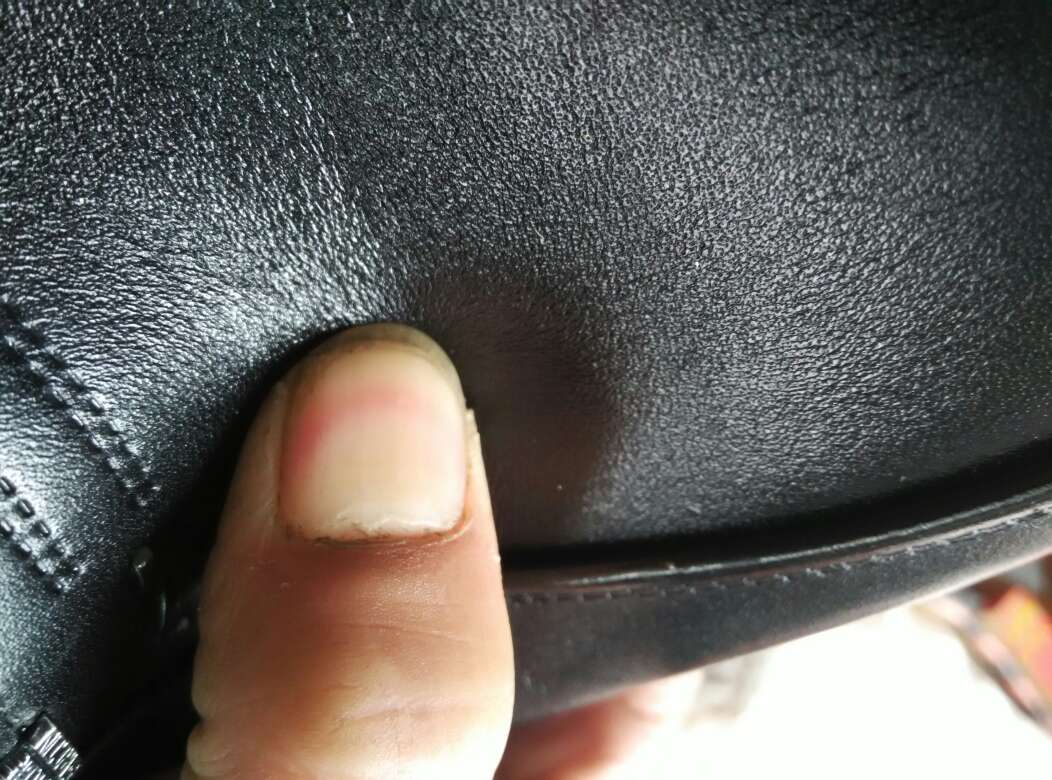 标签写着材质牛皮,实质估计是pu皮,太软,一按表面一层皱纹,好像是泡沫附上一层很薄的pu皮。估计个把月就到处是破损。自营也不行啊,不如去实体店看,这材质*都买得到。