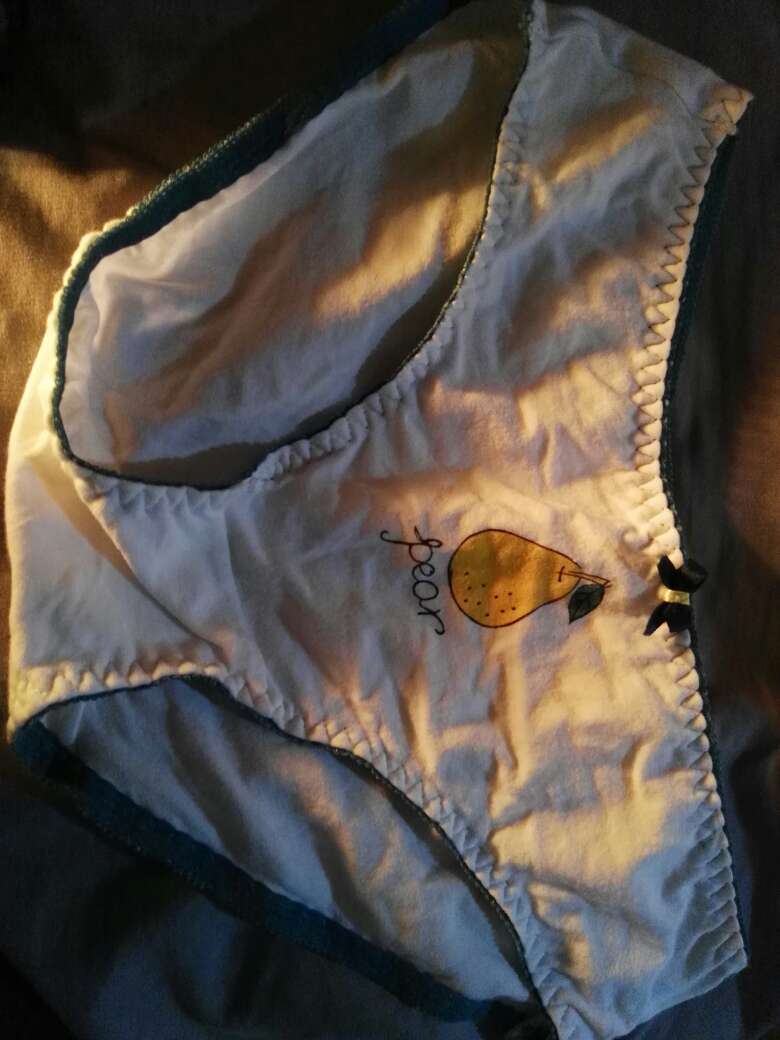裤子不错,就是深色的两条有点褪色,质量还行!